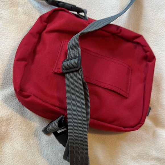 NWOT red Roots canvas multi compartment crossbody purse - Picture 7 of 7